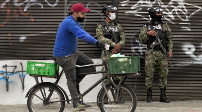 Coronavirus en Colombia - Soldados inspeccionan cumplimiento de restricciones en Bogotá, por casos covid.