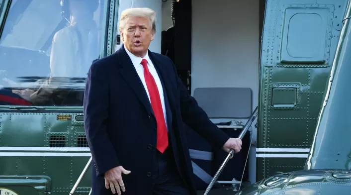 Donald Trump aborda helicóptero para salir de la Casa Blanca