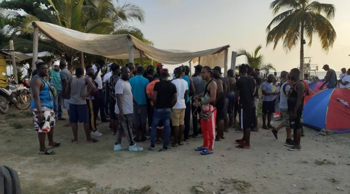 Migrantes varados en Necoclí, Urabá antioqueño.