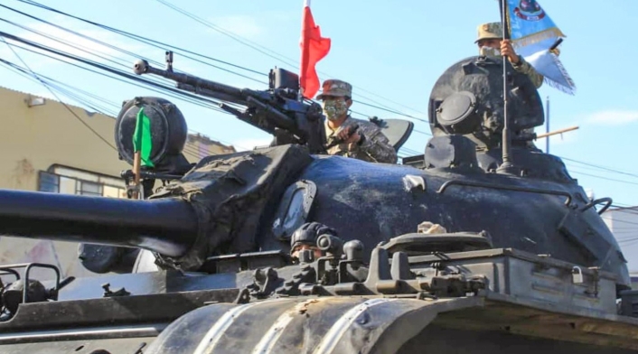 Tanques enviados a Tumbes, Perú, para controlar la llegada de migrantes