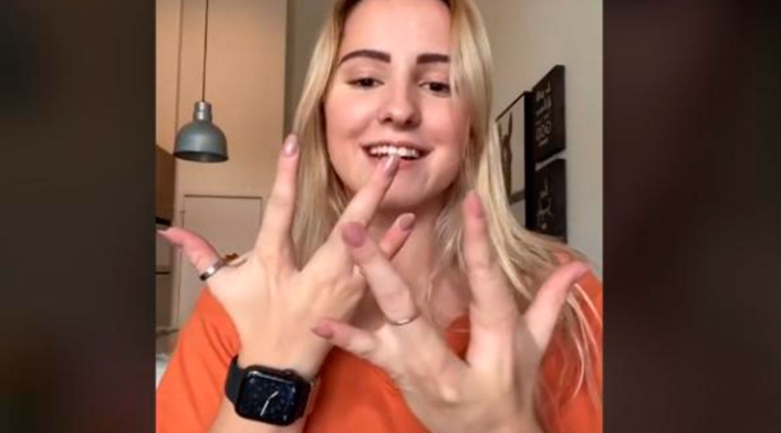 Alyssa, la joven que tiene solo cuatro dedos en sus manos