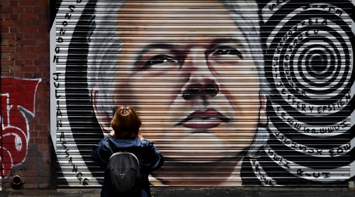 Mural con el rostro de Julian Assange en Australia
