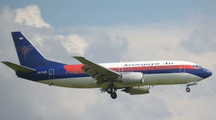 Desaparece avión comercial en Indonesia