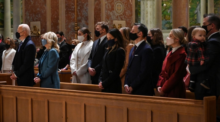 Joe Biden y su esposa Jill Biden en la catedral San Mateo Joe Biden y su esposa Jill Biden en la catedral San Mateo