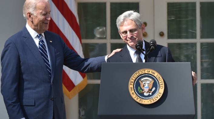 Joe Biden y Merrick Garland, fiscal de EE.UU.