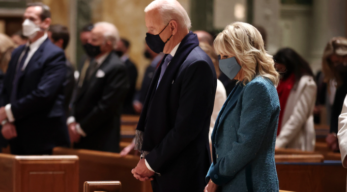 Joe Biden y su esposa Jill Biden en la catedral San Mateo