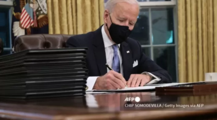 Joe Biden firma sus primeros decretos como presidente de EE.UU.