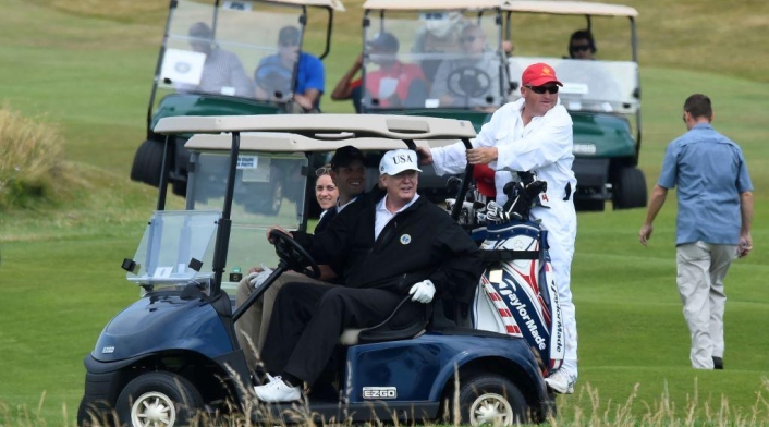 Donald Trump jugando golf