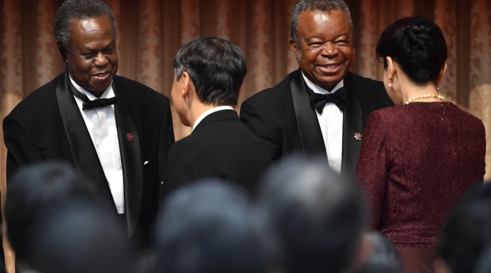 El doctor Jean-Jacques Muyembe-Tamfum, ubicado en la parte derecha de la imagen.