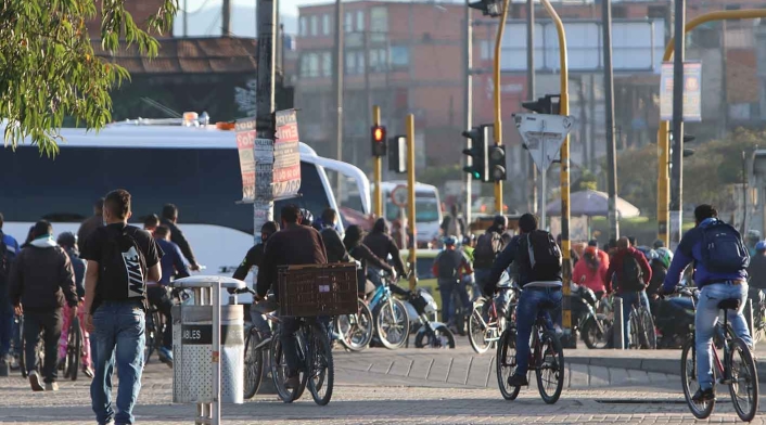 Ciclistas transitan en localidad de Kennedy en medio de cuarentena