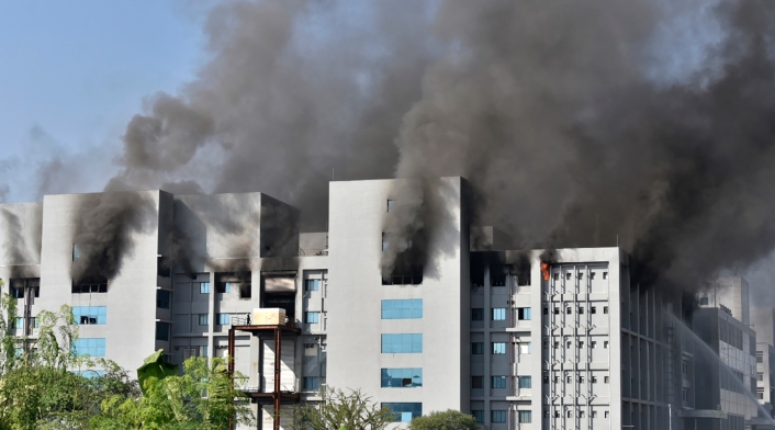 Incendio en fábrica de vacunas contra covid-19 de Astrazeneca en India Incendio en fábrica de vacunas contra covid-19 de Astrazeneca en India