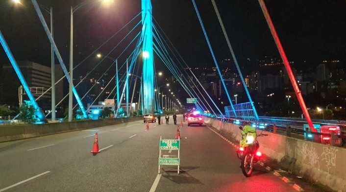 Referencia toque de queda en Medellín.