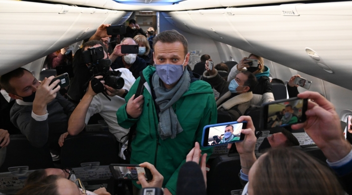 Alexéi Navalni dentro de avión que lo llevaba a Rusia