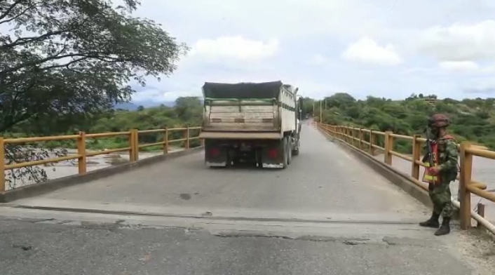 El paso de vehículos pesados será uno a la vez.