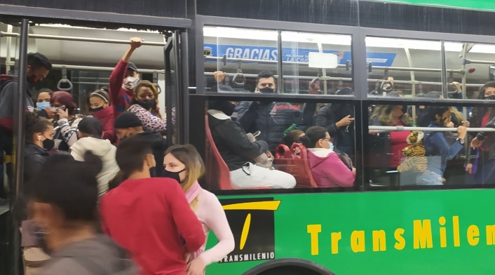 Transmilenio lleno en Bogotá durante pico de la pandemia Transmilenio lleno en Bogotá durante pico de la pandemia