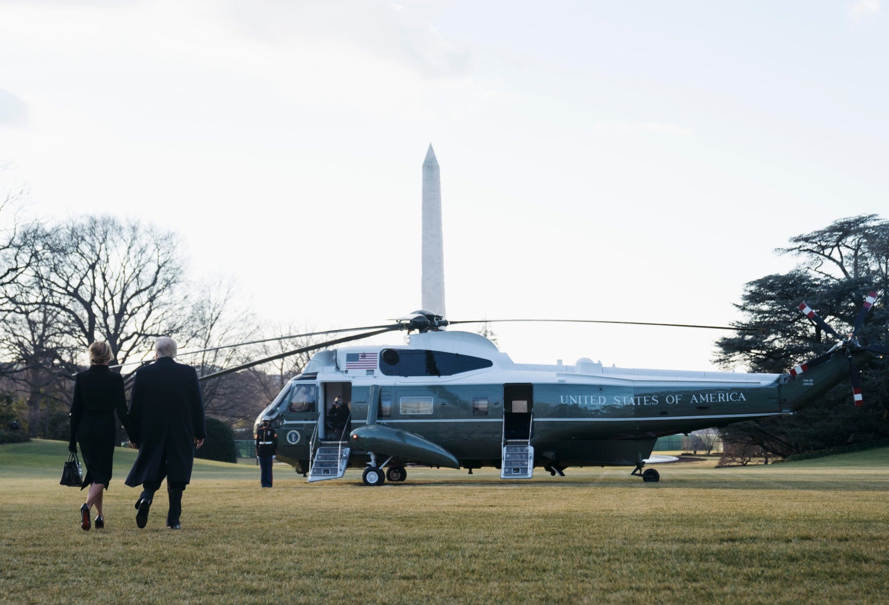 Melania y Donald Trump saliendo de la Casa Blanca
