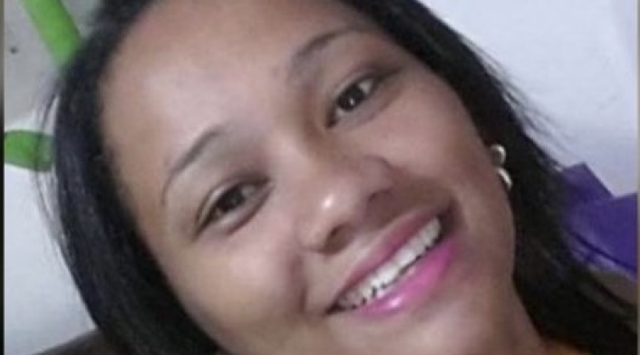 La joven caminaba junto a sus hijos cuando fue asesinada