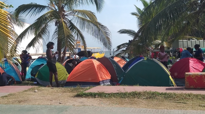 Los migrantes varados en Necoclí, Antioquia, permanecen a orillas de las playas del municipio.
