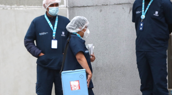 Vacunación contra la covid-19 en el Hospital de Kennedy en Bogotá