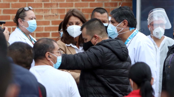 Vacunación contra la covid-19 en el Hospital de Kennedy en Bogotá