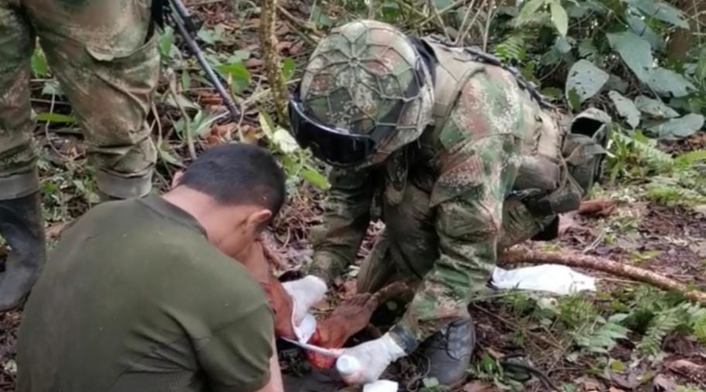 Soldado atiende a miembro del clan del golfo Soldado atiende a miembro del clan del golfo