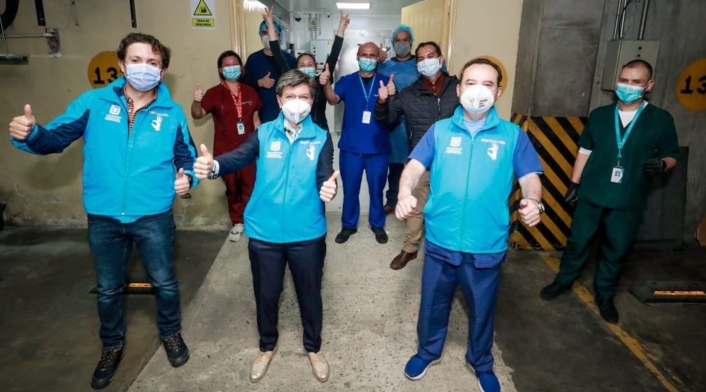 Alcaldesa de Bogotá, Claudia López en entrega de vacunas anticovid