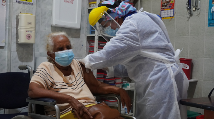 Ya inició la vacunación de adultos mayores en Barranquilla.