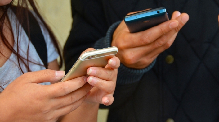 Celular - personas chateando Estafa a través de internet