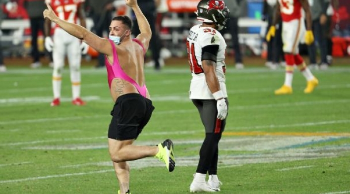 NFL, fanático en la cancha