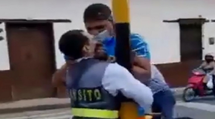 Brutal agresión de un grandulón a una agente de tránsito