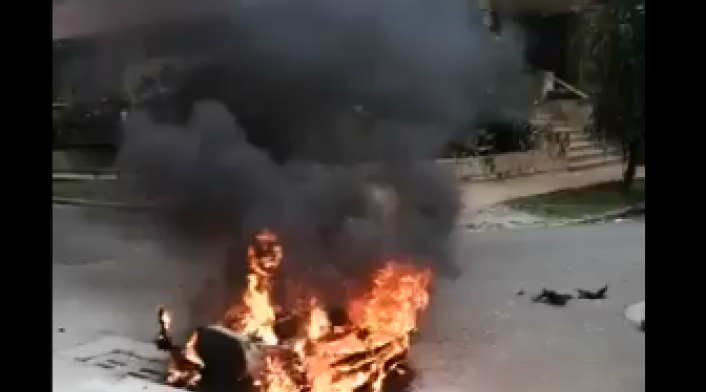 Ciudadanos quemaron motocicleta de presuntos ladrones en Bucaramanga
