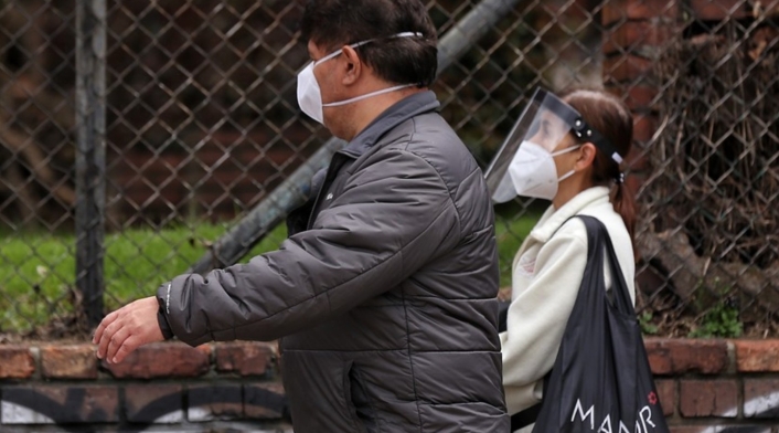 Personas usan tapabocas en medio de pandemia en Colombia