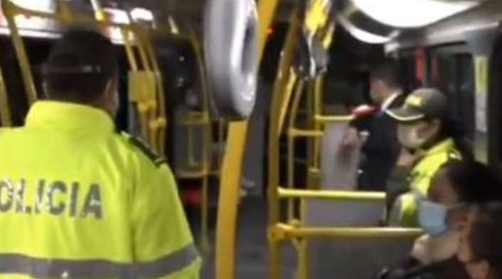 Policías estarán dentro de los buses de Transmilenio para prevenir robos.