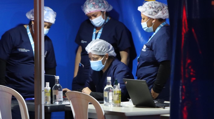 Vacunación contra la covid-19 en el Hospital de Kennedy en Bogotá