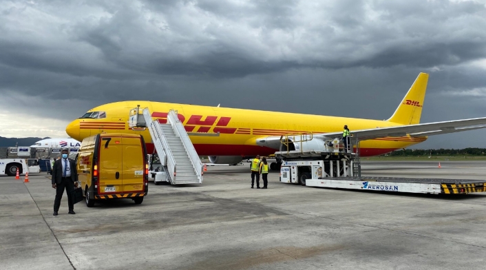 Llegada del primer lote de vacunas contra covid-19 al aeropuerto El Dorado