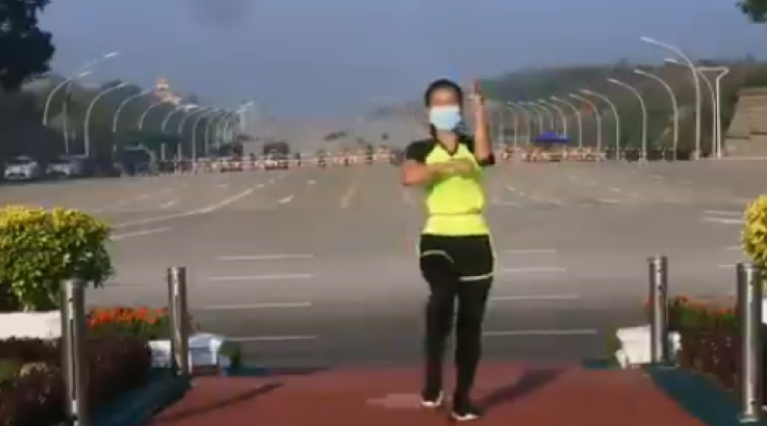 Mujer da clase de aeróbicos en pleno golpe de estado