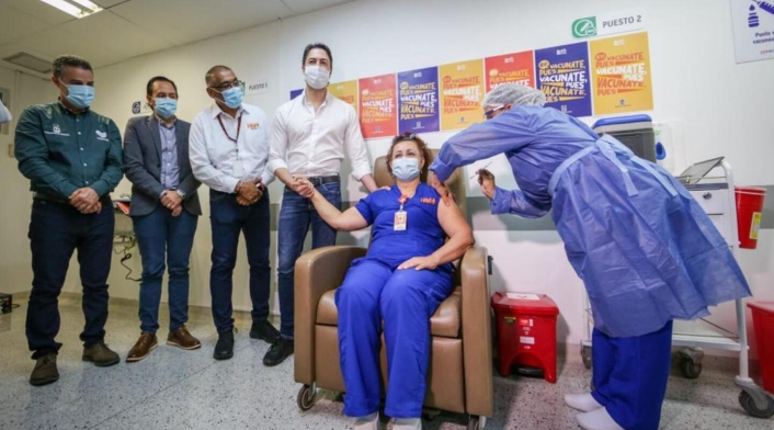 Alba Rocío Montoya, la primera persona vacunada en Medellín.