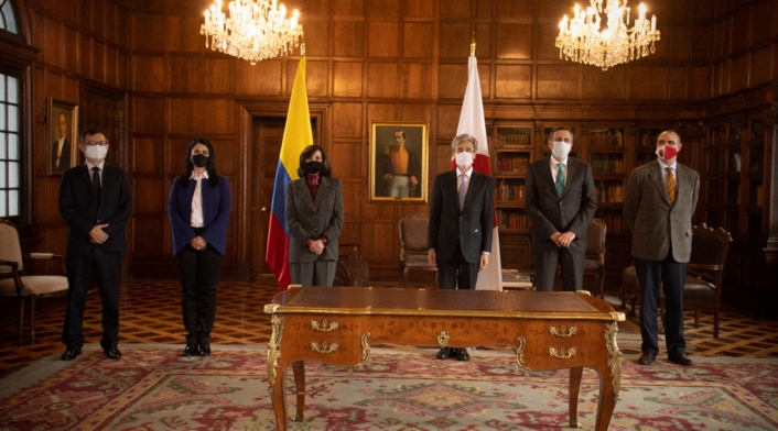 Canciller Claudia Blum, al lado de embajador y empresario de Japón