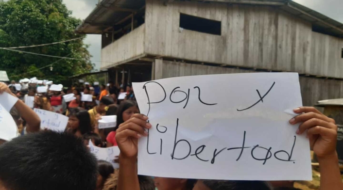 Con estos mensajes, los indígenas de Alto Baudó piden el cese de la violencia en sus territorios.