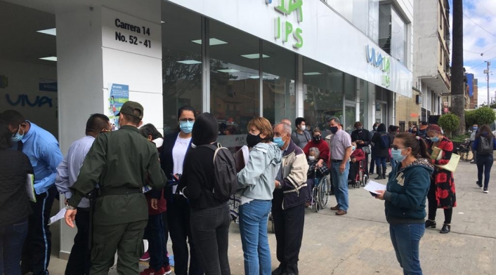 Aglomeración y desorden en vacunación de adultos mayores de 80 años