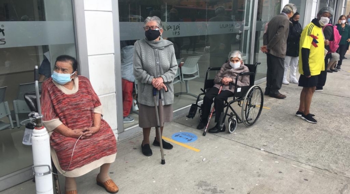 Aglomeración y desorden en vacunación de adultos mayores de 80 años