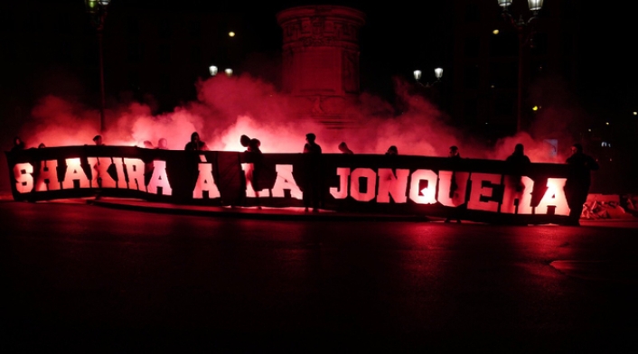 Pancartas de ultras de PSG contra Shakira