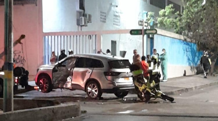 Accidente de motorizada de la Policía y camioneta