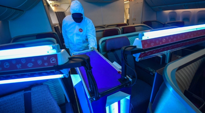 Avión siendo desinfectado durante pandemia
