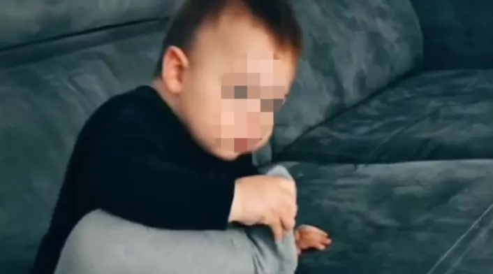 Bebé se hace viral por olerse los pies