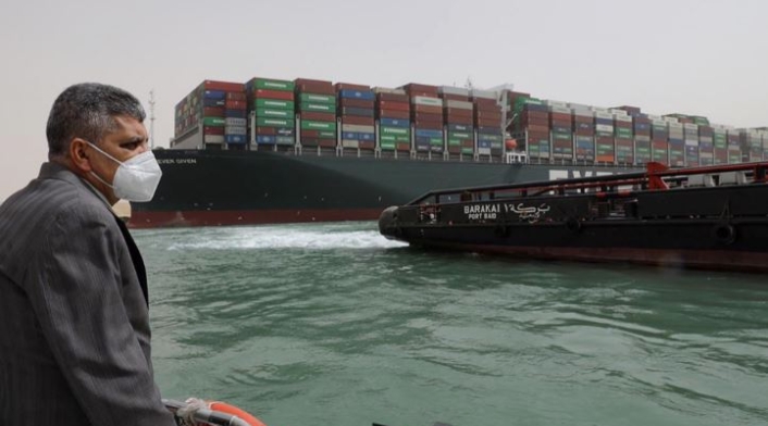 Buque encallado en el Canal de Suez
