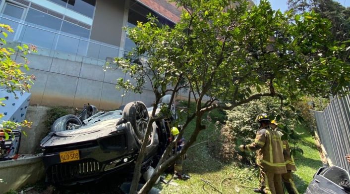 Camioneta que cayó de quinto piso en Medellín Camioneta que cayó de quinto piso en Medellín