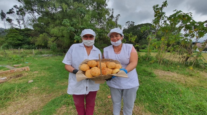 Campesinas piden que les compren almojábanas
