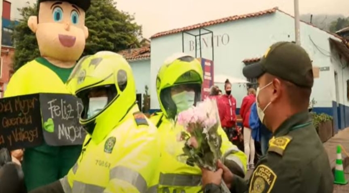 Críticas a la Policía por su homenaje en el Día de la Mujer