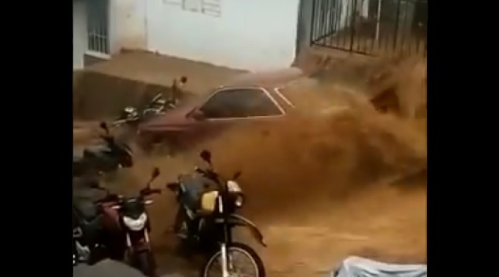 Desbordamiento de quebrada Desbordamiento de quebrada